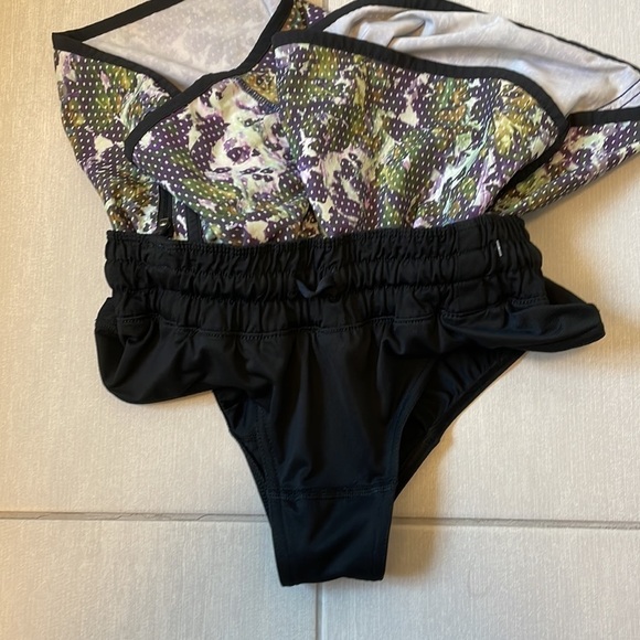 ⭐️HP⭐️Sz4 Lululemon Tracker Short III  floral sport white multi/ black  EUC - Picture 9 of 9